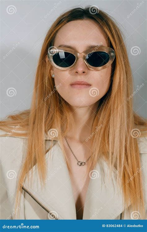 Fille Dans Une Veste En Cuir Sur Un Fond Blanc Avec Des Verres Photo Stock Image Du Cuir