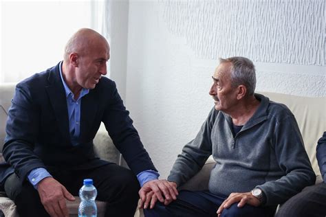 Haradinaj shkon për ngushëllime në familjen Ademaj GazetaBlic