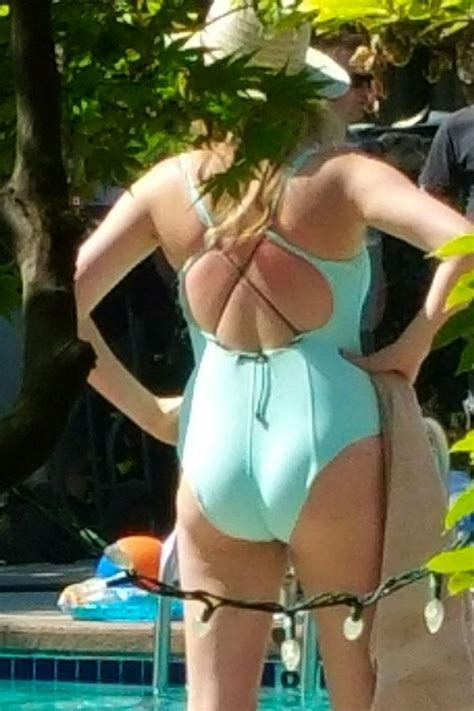 Kate Upton Flaunts Her Famous Curves In Swimsuit On Layover Set See