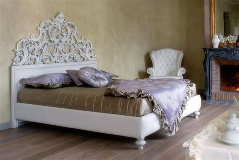 Letto Classico In Legno Finitura Bianca Con Intagli Idfdesign