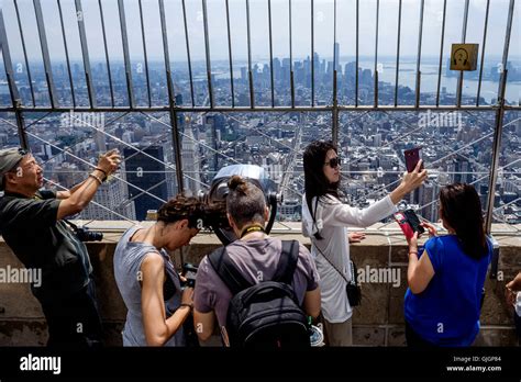 Turistas Toman Selfies Abierto En El Piso 86 La Plataforma De