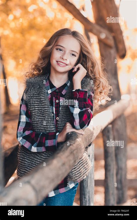 Niñas Guapas De 12 Años Fotografías E Imágenes De Alta Resolución Alamy