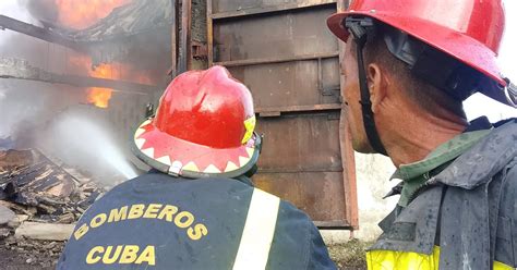 Reportan Incendio De Grandes Proporciones En Manzanillo Un Cubano En