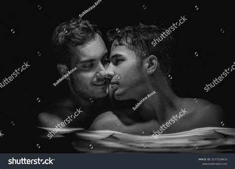 mil resultados de imágenes fotos de stock e ilustraciones libres de regalías para Besos gay