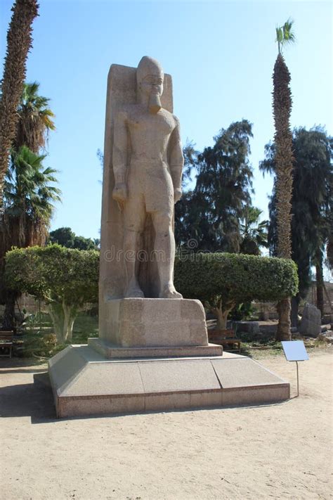 Estatua De Rameses Ii En El Museo De Mit Rahina Fotograf A Editorial