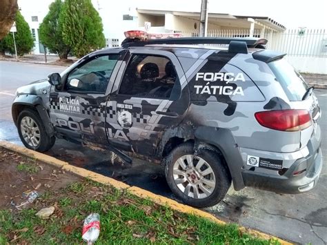 Carro da polícia é incendiado em Sinop MT e policiais apagam fogo