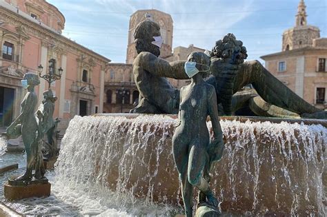 Valencia Pone Mascarillas A Sus Esculturas Para Sensibilizar Sobre Su