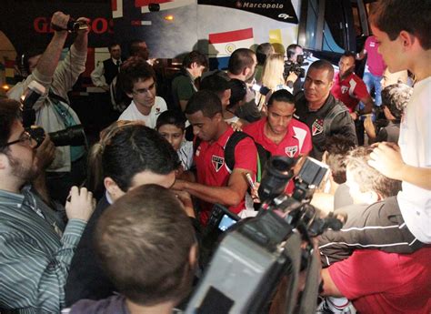 Elenco tricolor chega em Florianópolis pronto para decisão SPFC