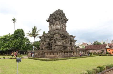 bentuk peninggalan kerajaan singasari salah satunya berupa candi adjar