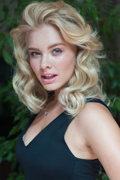 Premium Photo Blonde With Wavy Hair Smiling