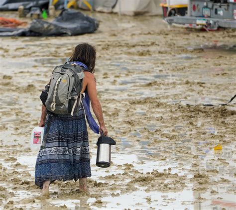 Temporal Nos EUA Deixa Milhares De Pessoas Presas Num Festival SIC