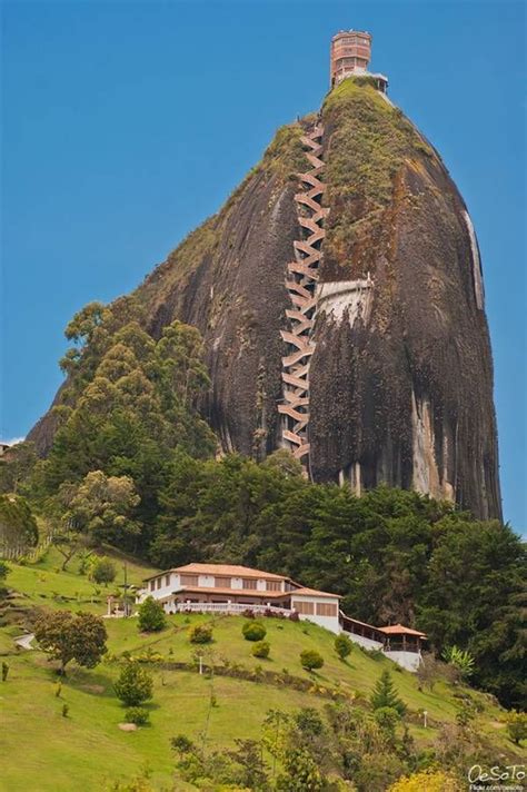 La Piedra del Peñol o el Peñón de Guatapé recuerda que es una