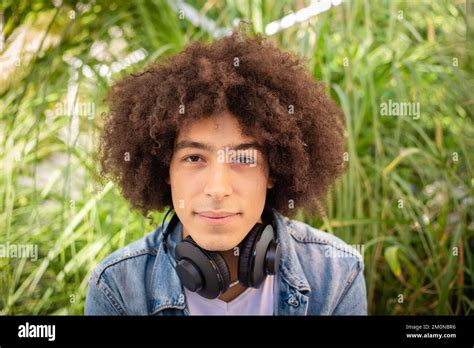 Retrato De Una Joven Joven Joven Joven Y Sonriente De Carreras Afro