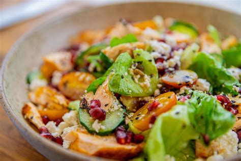 Salada de Salmão Ricota Fresca e Romã