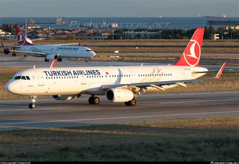 TC JTD Turkish Airlines Airbus A321 231 WL Photo By Richard Toft ID