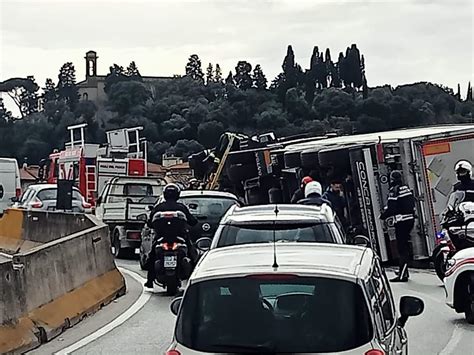 Ponte Alla Vittoria Tir Si Ribalta In Bilico Sul Precipizio