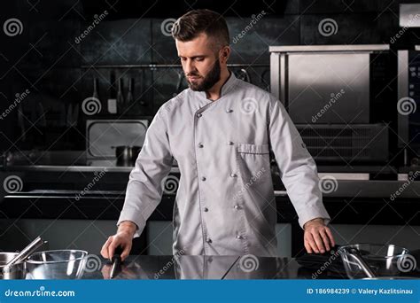 Mannelijke Chef Kok In Restaurantkeuken Serieuze Man Professional Met