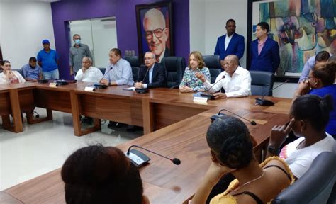 Danilo Medina Juramenta En El Pld A Varios Dirigentes De Fuerza Del