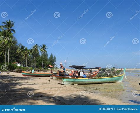 Barcos De Pesca En La Playa Imagen De Archivo Imagen De Isla Pesca