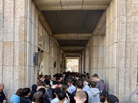 Düsseldorf Lange Schlangen und Chaos vor dem 6pm Store