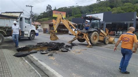 Buraco na pista deixa trânsito praticamente parado em trecho da BR 282