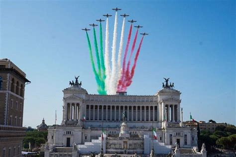 Il Volo Delle Frecce Tricolori Sul Cielo Di Roma Per La Festa Della