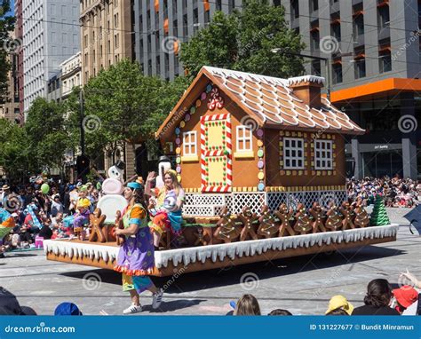 Fantasy Floats ` Gingerbread House ` Perform In The 2018 Credit Union ...