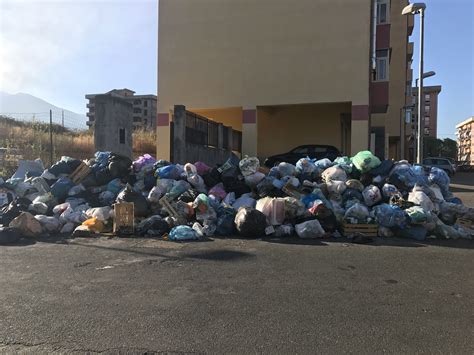 Cumuli Di Rifiuti Sotto Casa Residenti Sul Piede Di Guerra Live Sicilia