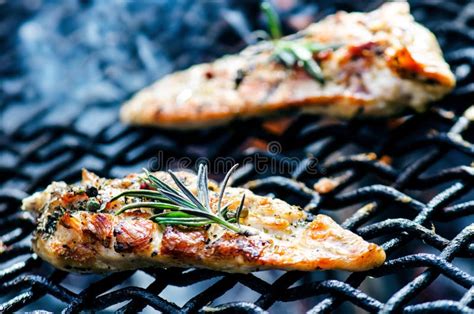 Geroosterde Kippenfilets Op Een Grill Met Kruid En Kruiden Gemarineerde