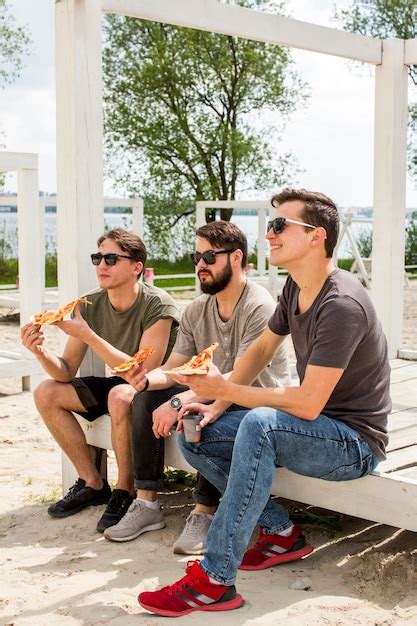 Freunde Essen Pizza Am Strand Kostenlose Foto