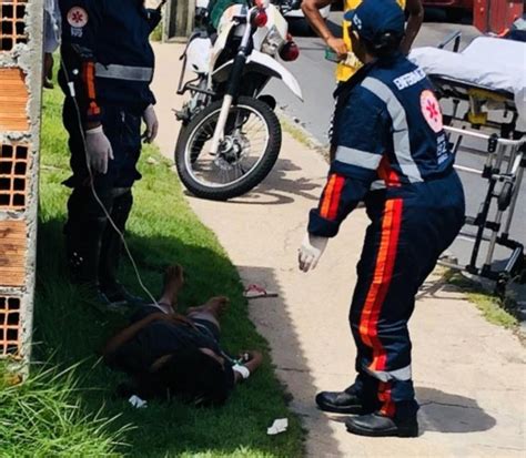 Nua E Marcas Pelo Corpo Mulher Sai De Mata E Desmaia S Margens Da