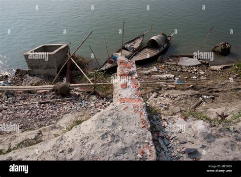 MUNSHIGONJ BANGLADESH JANUARY 24 People Losing Their Homes Causes