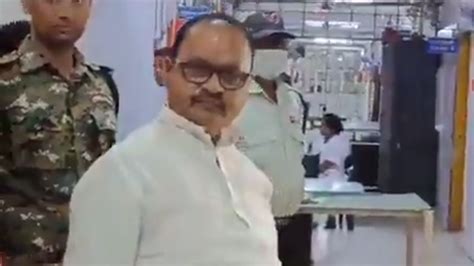 India News Jdu Mla Gopal Mandal Flaunts Revolver In Bihar Hospital