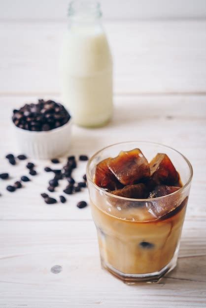 Kaffee Eiswürfel mit Milch Premium Foto