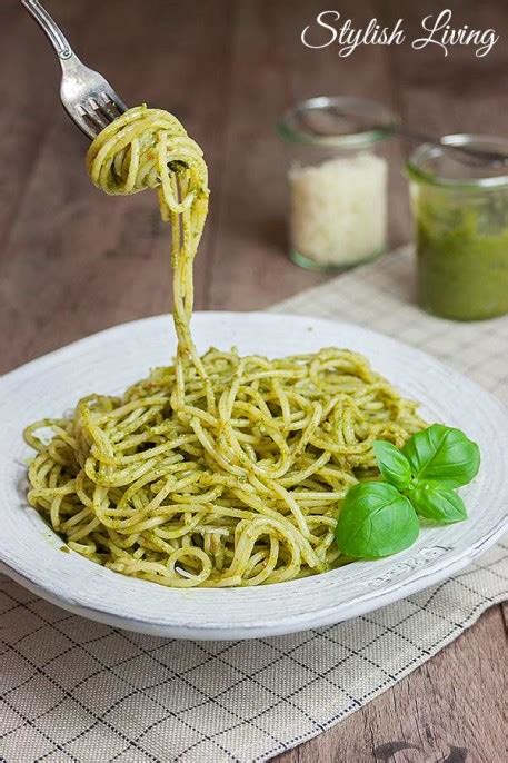 Spaghetti Mit Pesto Aus Bärlauch Mangold Und Basilikum Stylish Living