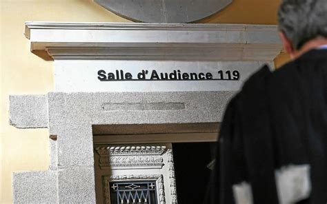 Meurtre Dune Postière Dans Lain Linconnu De La Poste Devant