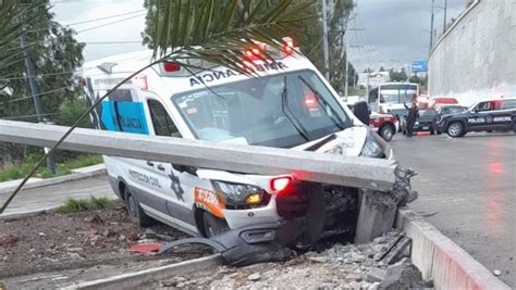 Choca ambulancia de Protección Civil contra poste de luz en Puebla