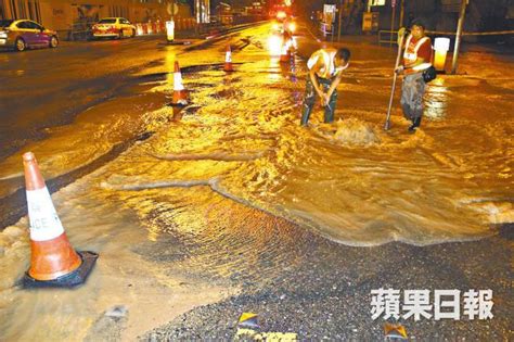 大圍爆水管 居民冒雨取水 蘋果日報•聞庫