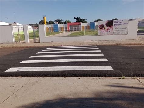 Prefeitura instala faixas elevadas próximas a escolas e postos de saúde