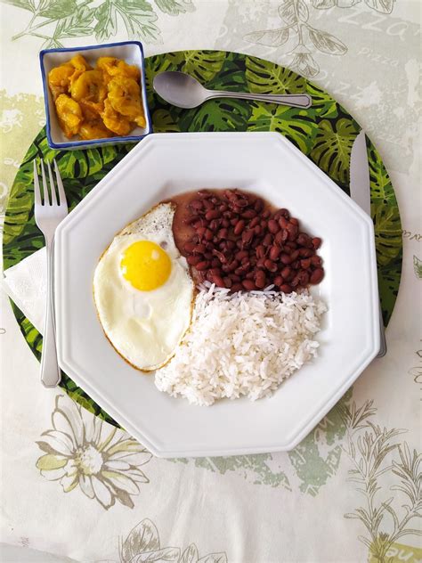 Combo Brasileirinho Arroz Feij O Ovo Frito E Doce De Banana Da Terra