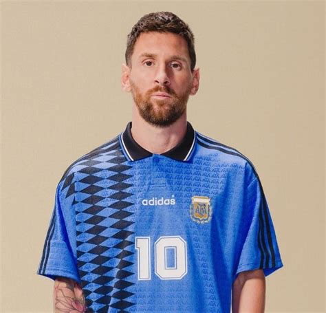 Lionel Messi presentó la nueva camiseta retro de la Selección Argentina