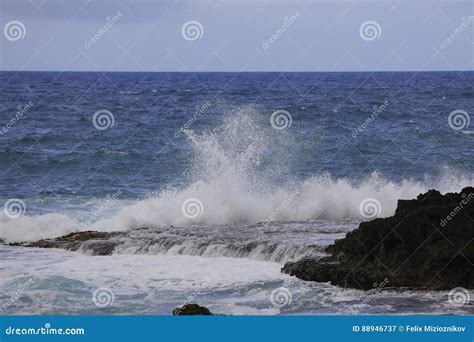 Ondas Que Causam Um Crash Nas Rochas Imagem De Stock Imagem De Cena