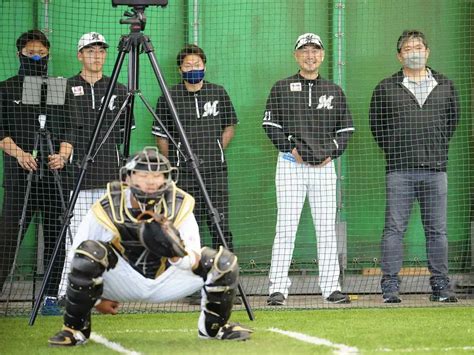 ＜ロッテキャンプ＞吉井監督と佐々木朗の投球を見る野茂英雄さん（右）＝撮影・長久保 豊 ― スポニチ Sponichi Annex 野球