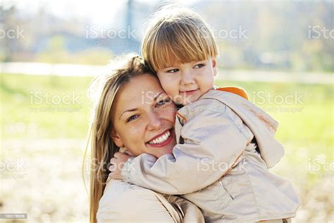 미소 구슬눈꼬리 인물 사진 및 아들 가족에 대한 스톡 사진 및 기타 이미지 가족 베이지 야외 Istock