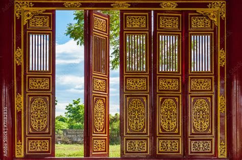 Porte rosse nella Cittadella Imperiale di Huè Vietnam Stock Photo