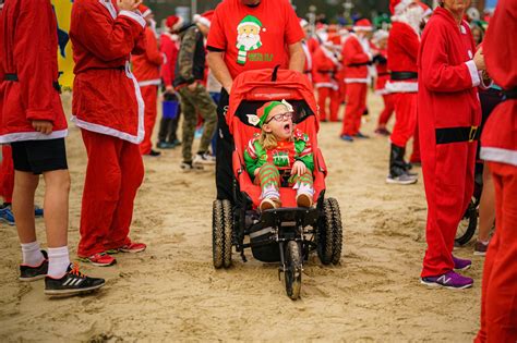 In Pictures Sandy Santas Race Along Beach For Annual Pudding Chase