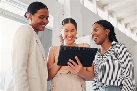 Grupo De Animadas Mujeres De Negocios Hablando Y Trabajando Juntas En