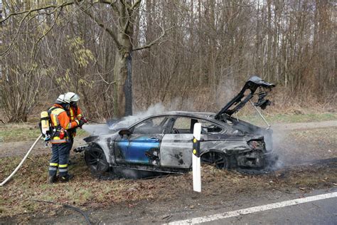 Schlierbach Auto Brennt Nach Unfall Komplett Aus