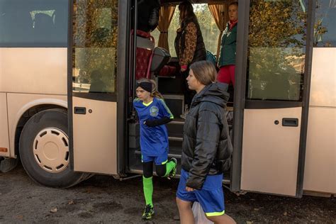 Conozca la historia de un equipo de niñas que juega futbol para olvidar