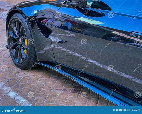 Dubai streets editorial stock image. Image of 2022, dubaicars - 254380584